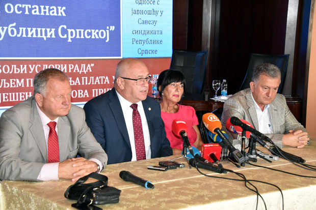 Већим платама задржати младе